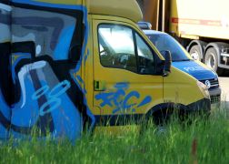 Paketautos Bei Jena Mit FCC Graffiti Besprueht 07